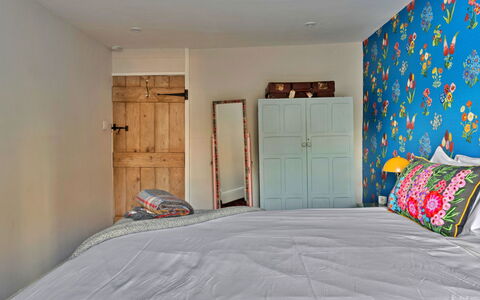 Flittermouse Cottage: Mobilia, Interior Design, Camera Da Letto, Parete, Lenzuolo, Letto, Bedding, Legna, Biancheria, Giallo