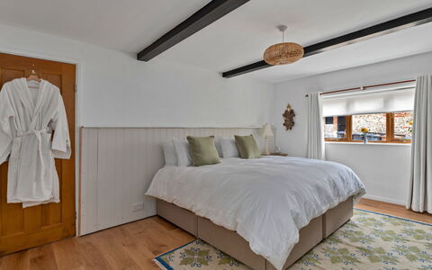 Poundtree: Mobilia, Letto, Interior Design, Camera Da Letto, Pavimentazione, Parete, Pavimento, Bedding, Legna, Soffitto