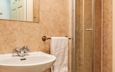 Bath 602: Bagno, Lavandino Del Bagno, Idraulico Fixture, Parete, Pavimento, Pavimentazione, Lavello, Interior Design, Specchio, Gabinetto