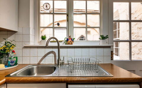 Bath 602: Cucina, Lavandino Della Cucina, Interior Design, Idraulico Fixture, Legna, Pavimentazione, Controsoffitto, Elettrodomestico Da Cucina, Lavello, Rubinetto