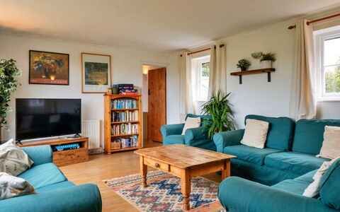 Cricketers' Cottage: Mobilia, Interior Design, Divano, Pavimentazione, Legna, Pavimento, Soggiorno, Camera, Soffitto, Tavolo