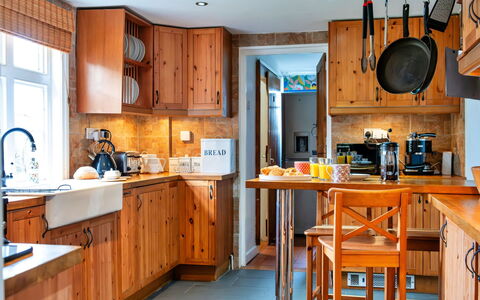 Cricketers' Cottage: Cucina, Mobilia, Controsoffitto, Elettrodomestico Da Cucina, Cabinetry, Apparecchio Major, Legna, Interior Design, Pavimentazione, Credenza