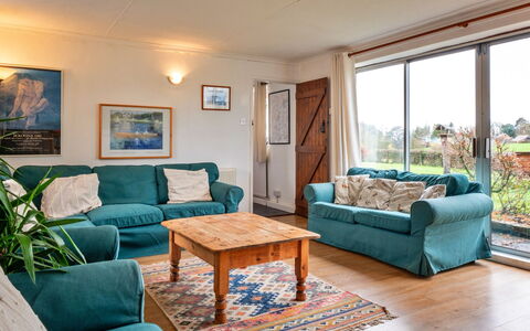 Cricketers' Cottage: Mobilia, Interior Design, Legna, Divano, Pavimentazione, Pavimento, Tavolo, Camera, Soffitto, Soggiorno