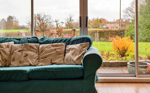 Cricketers' Cottage: Mobilia, Interior Design, Divano, Pavimentazione, Legna, Pavimento, Soggiorno, Camera, Casa, Illuminazione