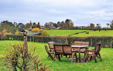 Cricketers' Cottage: Pascolo, Lotto, Giardino, Mobilia, Area Rurale, Prato, Mobili Da Esterno, Prato, Panchina, Landscaping