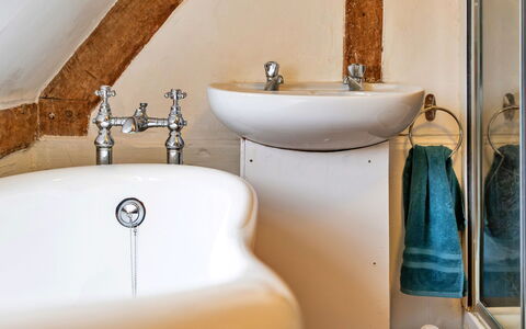 Cricketers' Cottage: Idraulico Fixture, Bagno, Rubinetto, Interior Design, Lavandino Del Bagno, Lavello, Idraulico, Pavimentazione, Pavimento, Specchio
