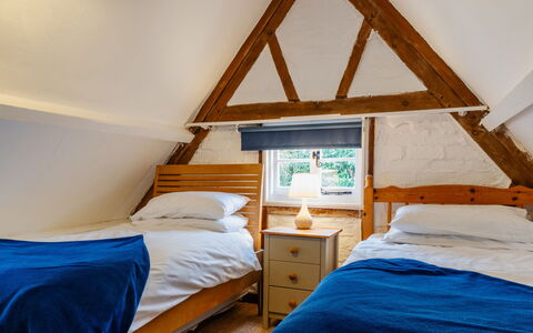 Cricketers' Cottage: Mobilia, Camera Da Letto, Legna, Letto, Interior Design, Bedding, Lenzuolo, Pavimento, Casa, Pavimentazione