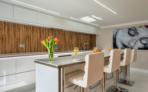 Hollies Coach House: Mobilia, Interior Design, Pavimentazione, Cucina, Legna, Controsoffitto, Pavimento, Soffitto, Illuminazione, Cabinetry