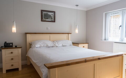 Hollies Coach House: Letto, Mobilia, Bedding, Camera Da Letto, Interior Design, Lenzuolo, Parete, Legna, Pavimentazione, Pavimento