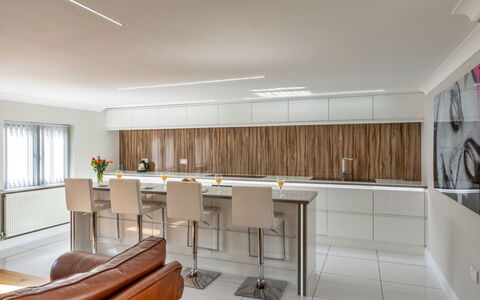 Hollies Coach House: Mobilia, Interior Design, Pavimentazione, Legna, Pavimento, Soffitto, Cucina, Controsoffitto, Lampada, Cabinetry