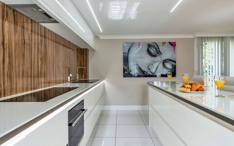 Hollies Coach House: Interior Design, Cucina, Pavimentazione, Controsoffitto, Parete, Legna, Soffitto, Elettrodomestico Da Cucina, Pavimento, Cabinetry