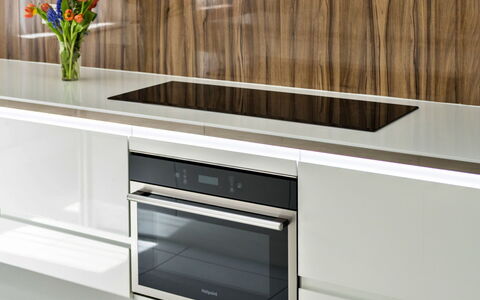 Hollies Coach House: Elettrodomestico Da Cucina, Cucina, Apparecchio Major, Elettrodomestico, Controsoffitto, Cabinetry, Stufa, Color Legno, Cucina Stufa, Forno A Microonde