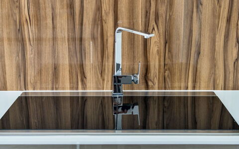 Hollies Coach House: Legna, Idraulico Fixture, Cucina, Rubinetto, Bicchiere, Latifoglie, Color Legno, Pavimento In Legno, Controsoffitto
