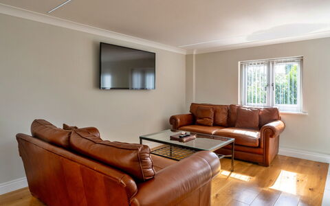 Hollies Coach House: Interior Design, Pavimentazione, Pavimento, Legna, Soffitto, Divano, Mobilia, Camera, Illuminazione, Soggiorno