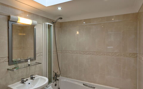 Hollies Coach House: Bagno, Idraulico Fixture, Interior Design, Pavimentazione, Parete, Pavimento, Lavello, Vasca Da Bagno, Rubinetto, Soffitto