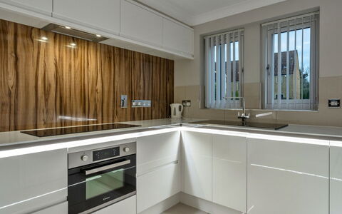 Hollies Cottage, Willow (2 Bed): Elettrodomestico Da Cucina, Cucina, Cabinetry, Controsoffitto, Interior Design, Pavimentazione, Apparecchio Major, Legna, Elettrodomestico, Soffitto