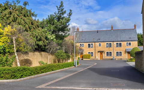 Hollies Cottage, Willow (2 Bed): Cielo, Manto Stradale, Casa, Asfalto, Strada Transitabile, Pole, Corsia, Driveway, Hedge