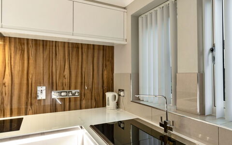 Hollies Cottage, Willow (2 Bed): Cucina, Controsoffitto, Interior Design, Pavimentazione, Legna, Cabinetry, Elettrodomestico Da Cucina, Idraulico Fixture, Rubinetto, Casa