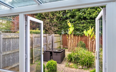 Hollies Cottage, Willow (2 Bed): Casa, Porta, Giardino, Porta A Casa, Terrazza, Shade, Illuminazione Diurna, Estate, Pianta Della Casa, Cortile