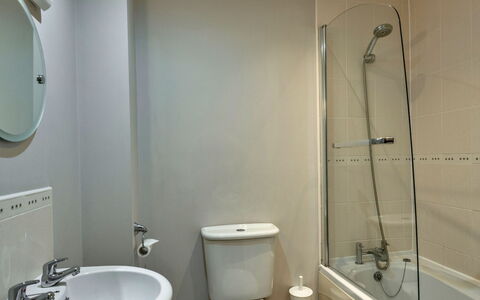 Hollies Cottage, Willow (2 Bed): Bagno, Idraulico Fixture, Pavimentazione, Toilet Seat, Pavimento, Interior Design, Gabinetto, Lavandino Del Bagno, Lavello, Rubinetto