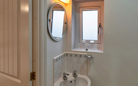 Hollies Cottage, Willow (2 Bed): Parete, Idraulico Fixture, Interior Design, Idraulico, Illuminazione, Pavimento, Camera, Rubinetto, Specchio, Bagno