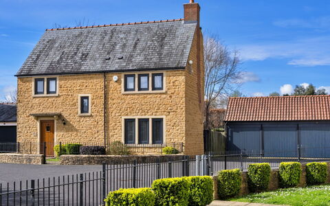 Hollies Cottage, Elm (4 Bed): Cielo, Parete, Facciata, Muratura, Casa, Arbusto, Tetto, Casa, Villetta, Brick