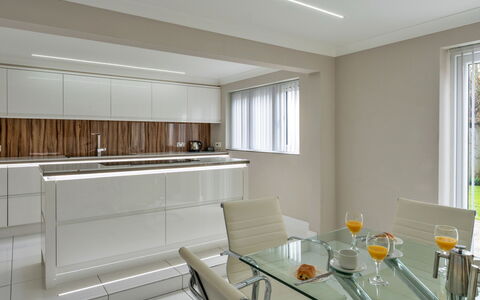 Hollies Cottage, Elm (4 Bed): Interior Design, Mobilia, Parete, Pavimentazione, Cucina, Legna, Controsoffitto, Soffitto, Lampada, Cabinetry