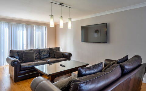 Hollies Cottage, Elm (4 Bed): Mobilia, Interior Design, Pavimentazione, Divano, Legna, Pavimento, Soffitto, Camera, Soggiorno, Casa