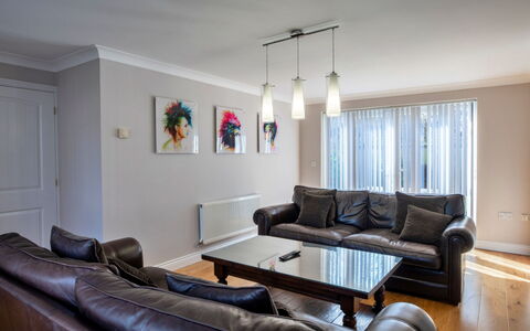 Hollies Cottage, Elm (4 Bed): Mobilia, Interior Design, Divano, Pavimentazione, Parete, Pavimento, Legna, Soffitto, Soggiorno, Camera