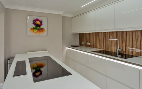Hollies Cottage, Elm (4 Bed): Cucina, Controsoffitto, Interior Design, Pavimentazione, Elettrodomestico Da Cucina, Cabinetry, Legna, Soffitto, Pavimento, Lampada