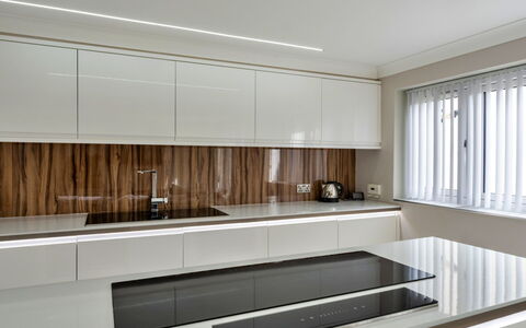 Hollies Cottage, Elm (4 Bed): Cucina, Elettrodomestico Da Cucina, Controsoffitto, Interior Design, Legna, Cabinetry, Pavimentazione, Apparecchio Major, Soffitto, Elettrodomestico