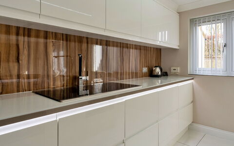 Hollies Cottage, Elm (4 Bed): Legna, Cucina, Interior Design, Cabinetry, Elettrodomestico Da Cucina, Controsoffitto, Pavimentazione, Casa, Color Legno, Idraulico Fixture