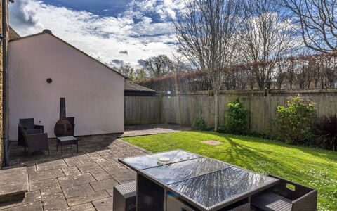 Hollies Cottage, Elm (4 Bed): Giardino, Backyard, Cortile, Shade, Landscaping, Estate, Prato, Flagstone, Cortile, Mobili Da Esterno