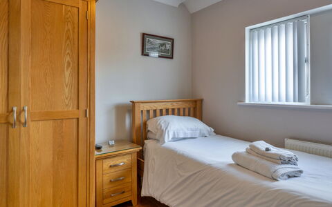 Hollies Cottage, Elm (4 Bed): Letto, Mobilia, Camera Da Letto, Legna, Bedding, Lenzuolo, Interior Design, Pavimento, Pavimentazione, Camera