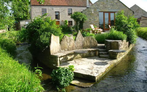 Mill Barn by the Stream: Alveo, Casa, Arbusto, Villetta, Casa, Giardino, Canale, Landscaping, Agriturismo