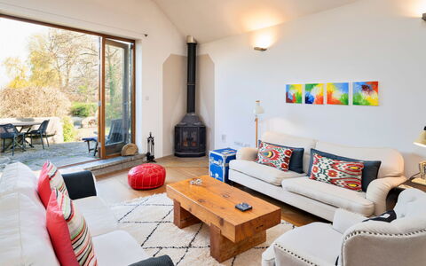 Mill Barn by the Stream: Mobilia, Interior Design, Divano, Legna, Pavimentazione, Soggiorno, Tavolo, Camera, Soffitto, Pavimento