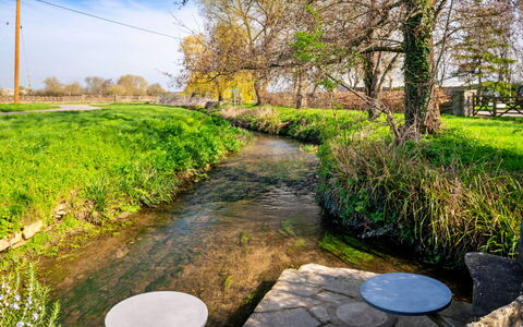 Mill Barn by the Stream: Verde, Acqua, Corpo D'Acqua, Alveo, Waterway, Banca, Stream, Canale, Canale, Riflessione