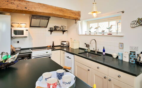 Mill Barn by the Stream: Cucina, Controsoffitto, Elettrodomestico Da Cucina, Mobilia, Interior Design, Cabinetry, Apparecchio Major, Pavimentazione, Legna, Soffitto