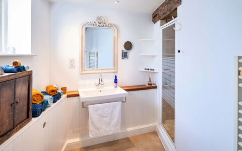 Mill Barn by the Stream: Idraulico Fixture, Interior Design, Bagno, Pavimentazione, Rubinetto, Idraulico, Mobiletto Del Bagno, Pavimento, Casa, Lavello