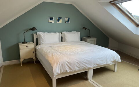 Mill Barn by the Stream: Letto, Mobilia, Camera Da Letto, Bedding, Pavimento, Interior Design, Lenzuolo, Pavimentazione, Legna, Biancheria