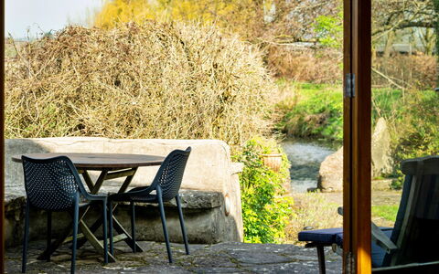 Mill Barn by the Stream: Verde, Mobilia, Foglia, Sedia, Tavolo, Mobili Da Esterno, Tavolo Esterno, Luce Del Sole, Giardino, Ramoscello