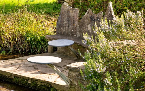 Mill Barn by the Stream: Mobili Da Esterno, Giardino, Tavolo Esterno, Design, Serveware, Erba, Vaso Di Fiori