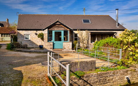 Mill Barn by the Stream: Costruzione, Finestra, Casa, Tetto, Casa, Villetta, Porta, Zona Residenziale, Arbusto