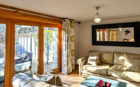 Hollies Cottage, Oak (3 Bed): Mobilia, Interior Design, Divano, Parete, Legna, Pavimentazione, Pavimento, Soffitto, Camera, Soggiorno