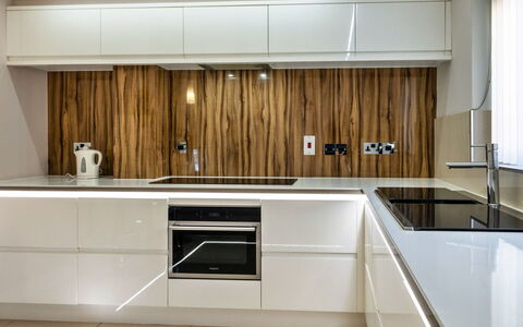 Hollies Cottage, Oak (3 Bed): Cucina, Controsoffitto, Elettrodomestico Da Cucina, Cabinetry, Interior Design, Pavimentazione, Legna, Apparecchio Major, Casa, Mobilia