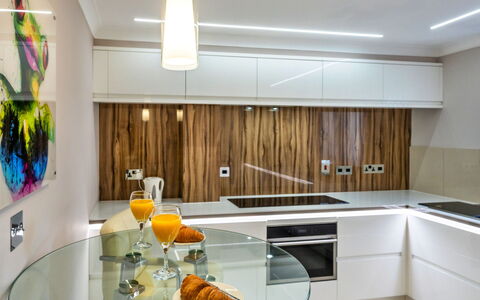 Hollies Cottage, Oak (3 Bed): Cucina, Controsoffitto, Interior Design, Elettrodomestico Da Cucina, Parete, Pavimentazione, Mobilia, Cabinetry, Legna, Apparecchio Major