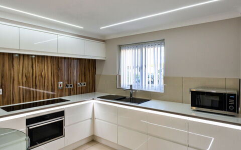 Hollies Cottage, Oak (3 Bed): Cucina, Elettrodomestico Da Cucina, Cabinetry, Controsoffitto, Interior Design, Pavimentazione, Legna, Soffitto, Lampada, Mobilia