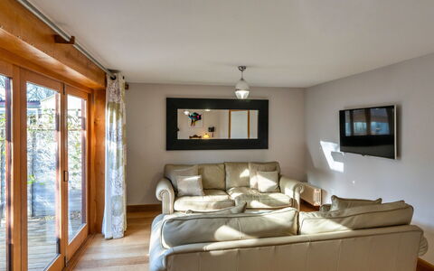 Hollies Cottage, Oak (3 Bed): Mobilia, Interior Design, Divano, Pavimentazione, Parete, Pavimento, Camera, Legna, Soffitto, Soggiorno
