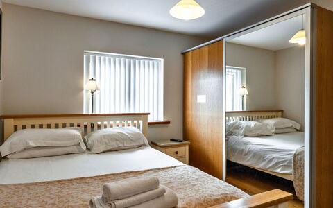 Hollies Cottage, Oak (3 Bed): Letto, Mobilia, Camera Da Letto, Interior Design, Bedding, Parete, Lenzuolo, Legna, Pavimento, Soffitto