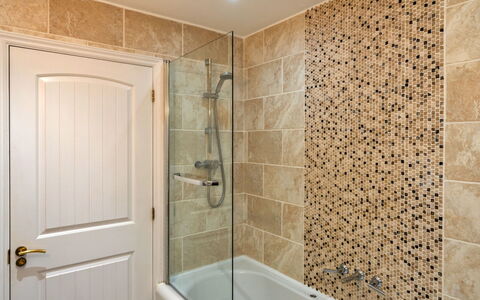 Hollies Cottage, Oak (3 Bed): Bagno, Pavimentazione, Idraulico Fixture, Parete, Interior Design, Pavimento, Vasca Da Bagno, Piastrella, Idraulico, Rubinetto